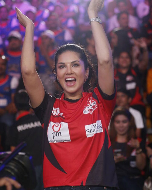 Sunny Leone at the stadium without makeup