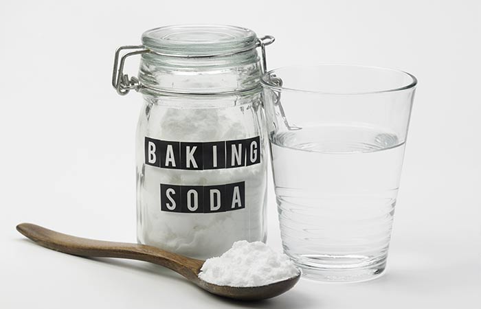 Baking soda pack treatment for dry hair