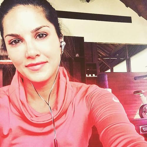 Sunny Leone without makeup in a selfie