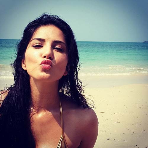 Sunny Leone without makeup at the beach