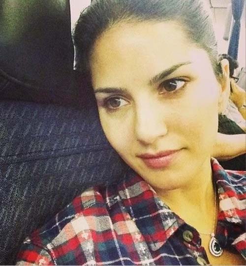 Sunny Leone without makeup at a lounge