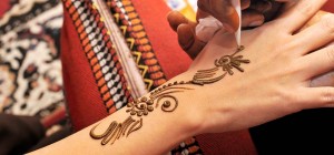 10 Gorgeous Back Hand Mehndi Designs For Girls – 2022