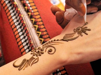 10 Gorgeous Back Hand Mehndi Designs For Girls - 2022