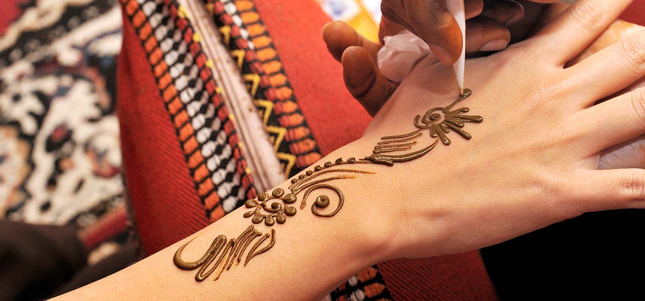 10 Gorgeous Back Hand Mehndi Designs For Girls – 2022