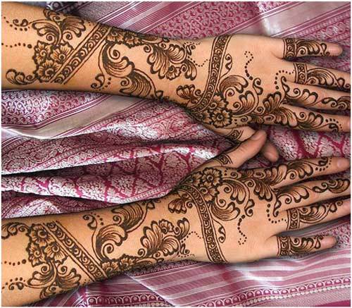 Popular Arabic back hand mehendi design