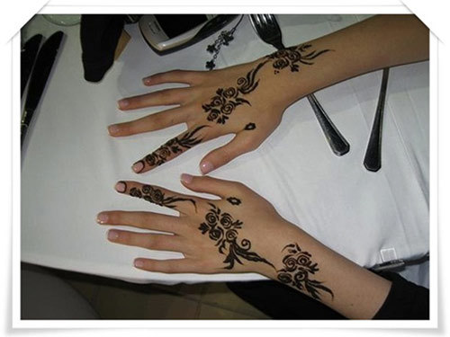 Modern day Arabic back hand mehendi design