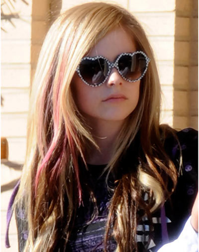 Avril Lavigne without makeup wearing beautiful eyewear