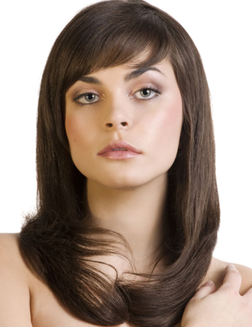 Inverted feathered shaggy hairstyle for a round face