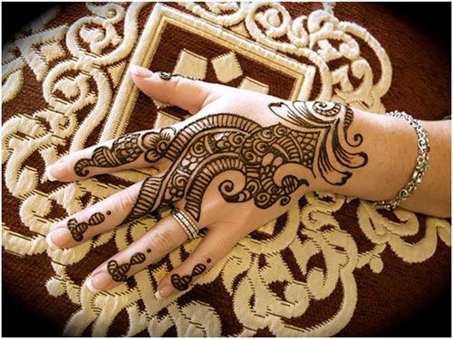 Patterned mehendi design for hands