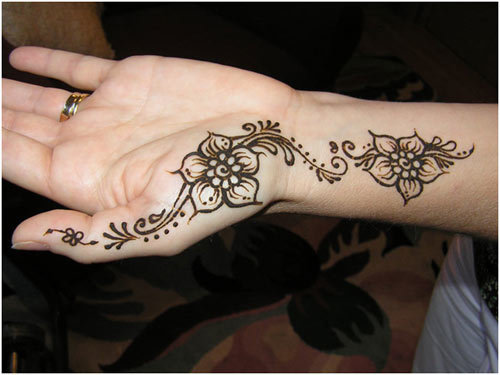 Chic diy mehendi design for the palm