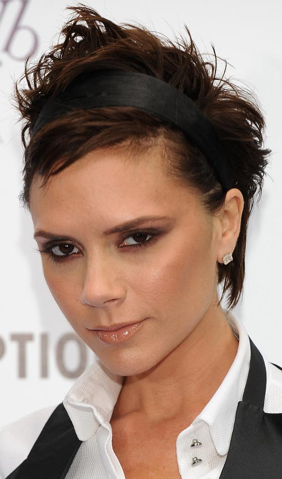 Messy bob with a headband is a stylish Victoria Beckham bob hairstyle