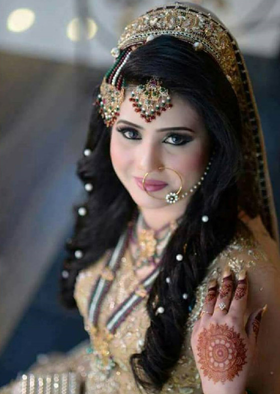 Pearl studded curls Indian bridal hairstyle