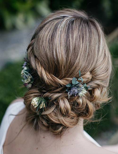 Accessorize your bridal hairstyle with real flowers