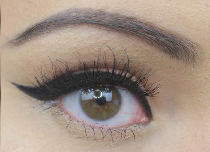 Simple cat eye makeup to make hazel eyes pop