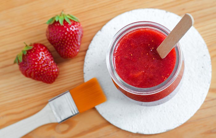 Ways to moisturize oily skin using strawberry