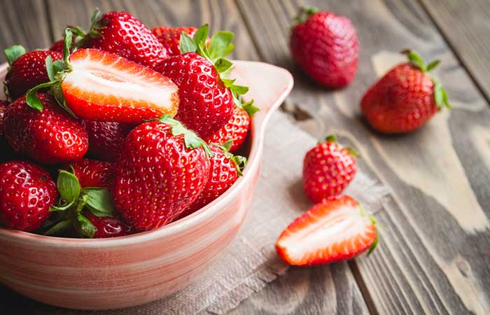 Homemade strawberry oats and lime juice scrub for oily skin