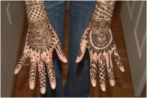 Modern yet traditional mehendi design for hands